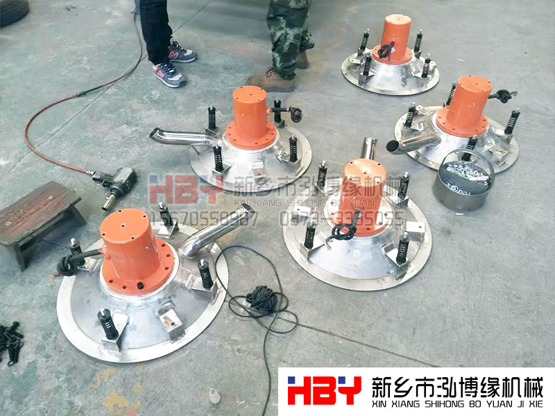 浙江嘉興的王經(jīng)理生產(chǎn)的5臺HBY-GP600型高頻篩正在安裝，預(yù)計明天才能發(fā)貨